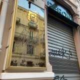 Ci spostiamo ora in via Sparano, dove dal 1902 si stagliano le due insegne laterali del negozio di abbigliamento Peroni. Questa volta per� si tratta di un prodotto realizzato in vetro, nella sua variante �a specchio�, che consente ai passanti di riflettersi
